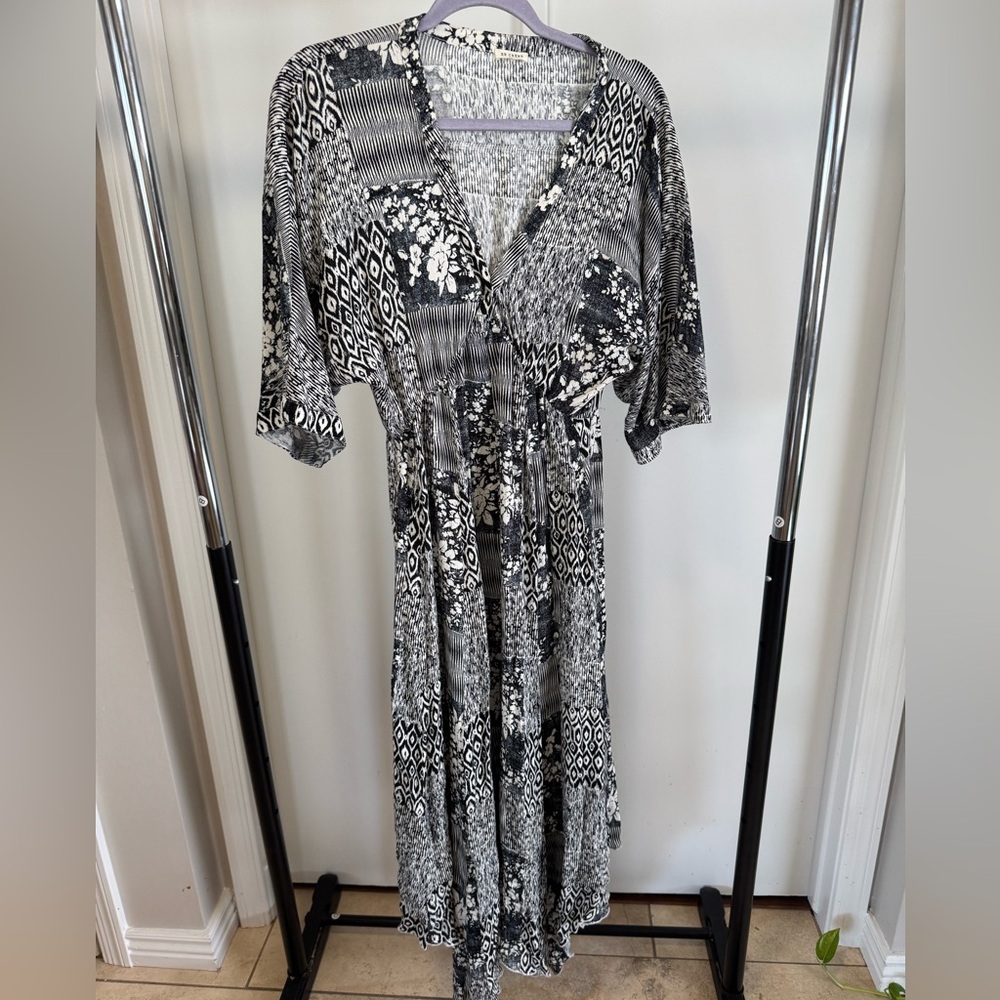 En Creme Black and White Patterned Wrap Dress